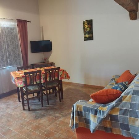 Agriturismo Le Cascine Castel di Tora Bagian luar foto