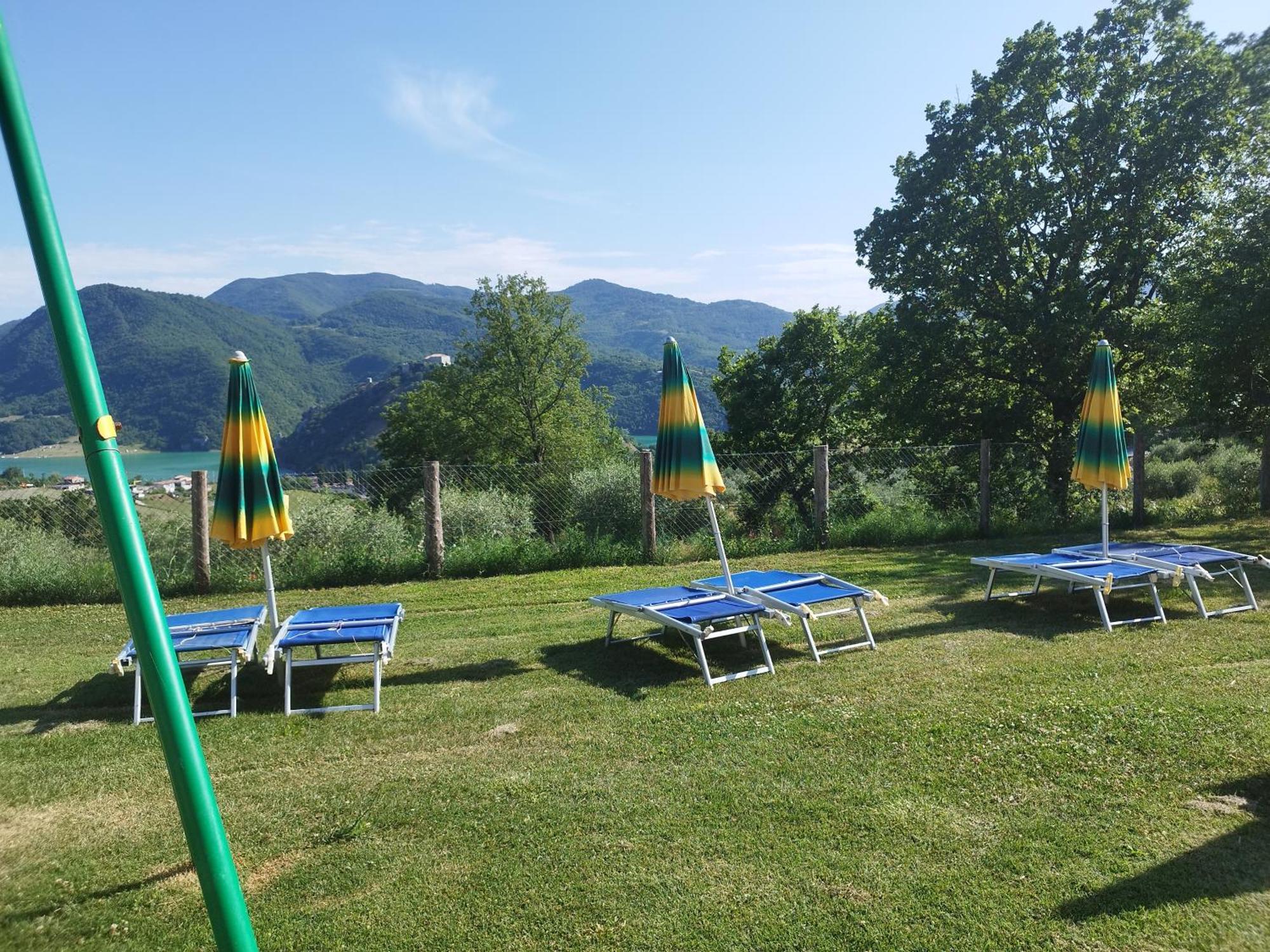 Agriturismo Le Cascine Castel di Tora Bagian luar foto
