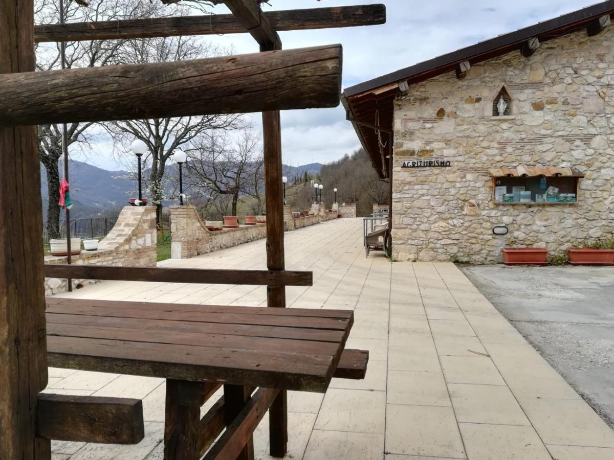 Agriturismo Le Cascine Castel di Tora Bagian luar foto